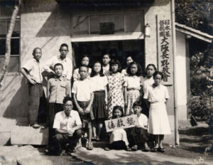 清教塾の生徒たちと中山昇先生（1948年）
